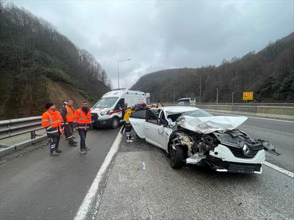 Bolu’da otomobille kamyonetin çarpıştığı kazada 2’si çocuk 4 kişi yaralandı