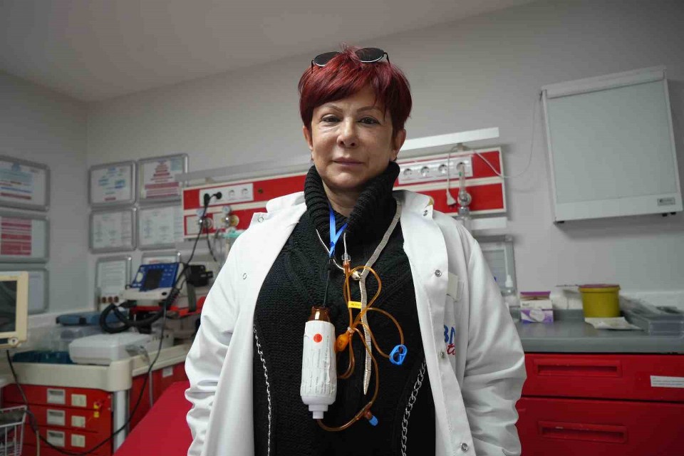 Boynunda kemoterapi, kalbinde meslek aşkı: İki farklı kanser ile mücadele eden hekimin sarsılmaz azmi