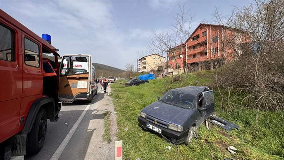 Zonguldak’ta kamyonetle otomobilin çarpıştığı kazada 1 kişi yaralandı