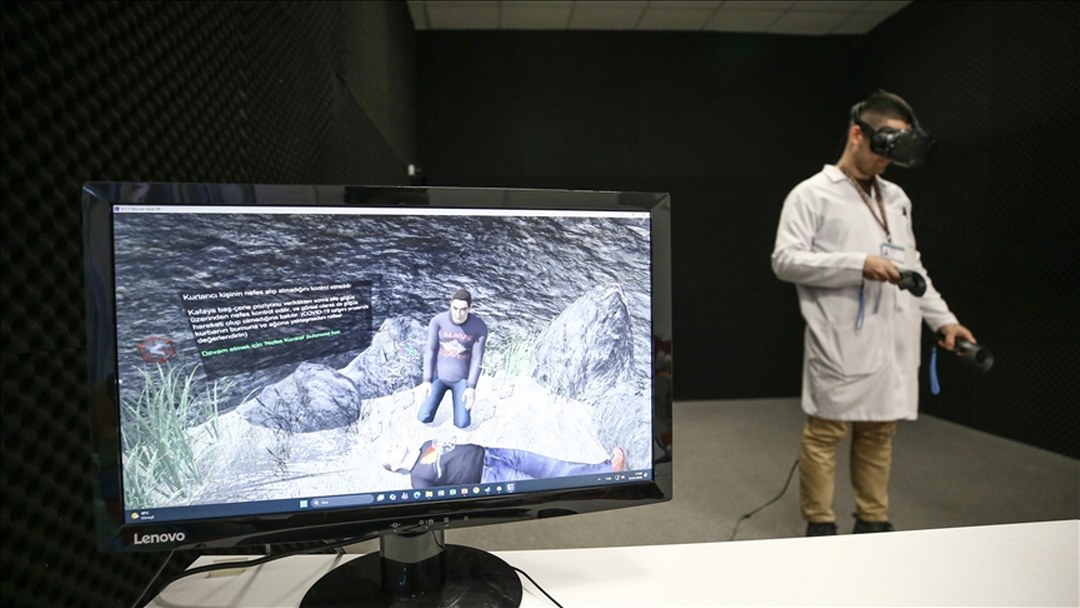 Hekim adayları ve sağlık çalışanlarına hastayla karşılaşmadan önce simülasyonla eğitim veriliyor