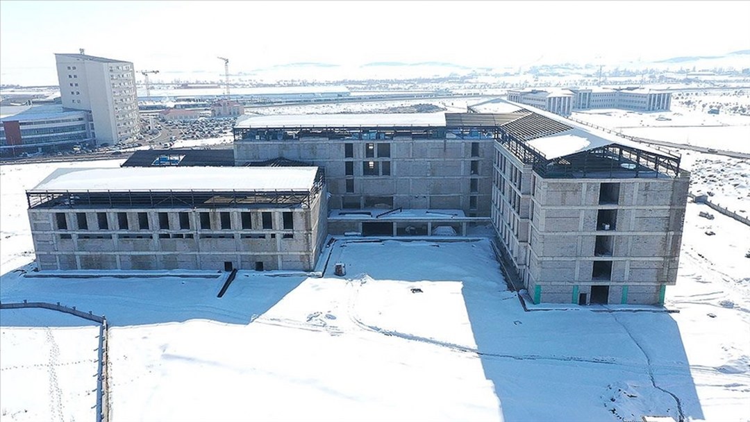 Ağrı’da sismik izolatörlerin kullanıldığı 270 yataklı hastanenin inşası sürüyor