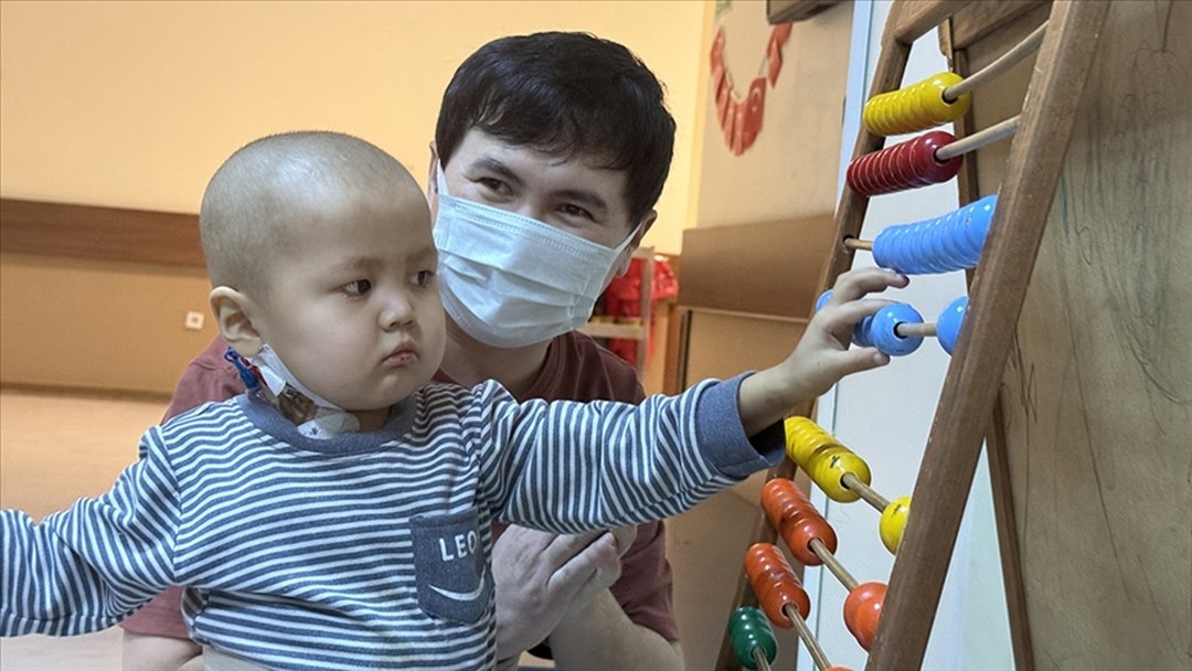 Kırgızistanlı 3 yaşındaki Nuryiğit karaciğer dokusu nakliyle Türkiye’de hayata tutundu