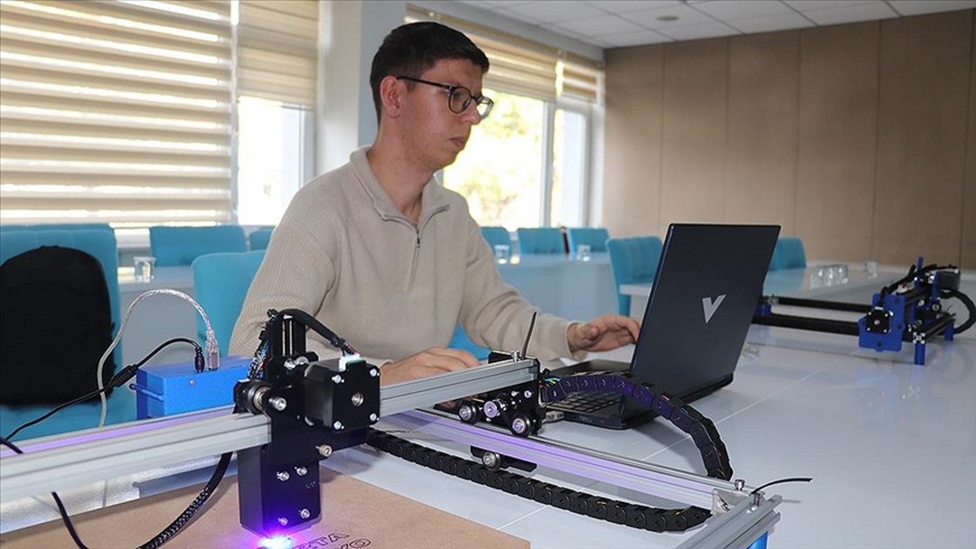 Isparta’da üniversite öğrencisi lazer kesim makinesi geliştirdi