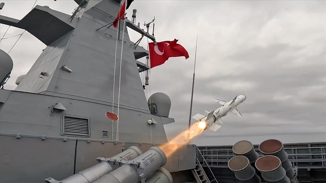 Gemisavar füzesi ATMACA, kara hedefini tam isabetle vurdu