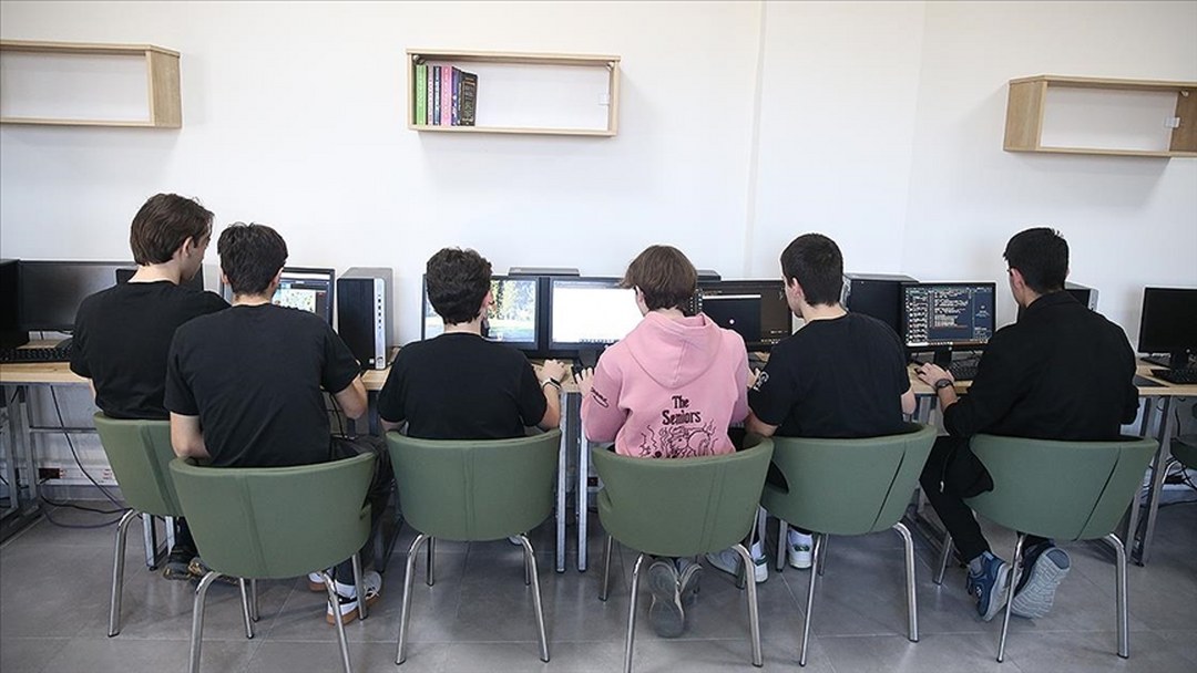 Liselilerin geliştirdiği yazılımla uzayda yapılacak deney sanal ortamda simüle edilebiliyor