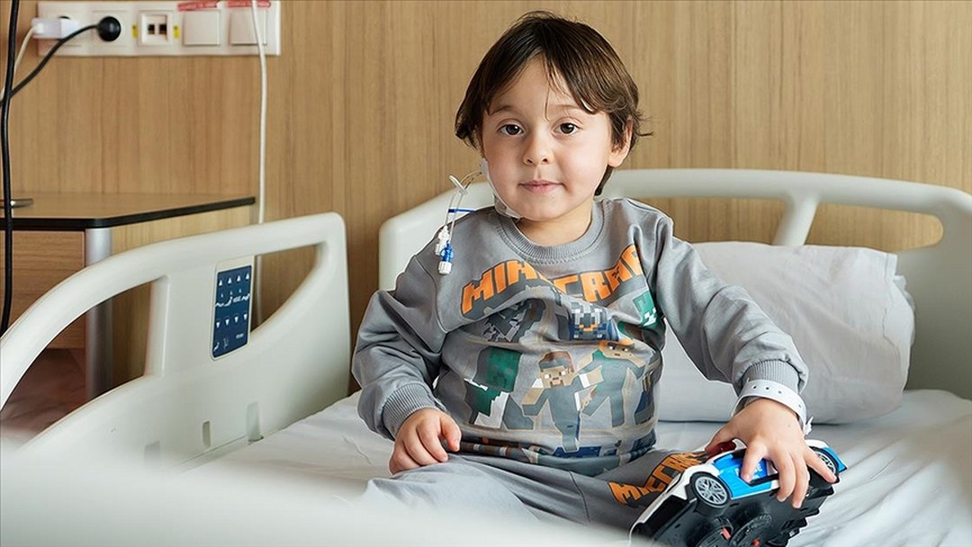 Muş’ta hemolitik anemi tanısı konan 3 yaşındaki çocuk, ambulans uçakla getirildiği Ankara’da iyileşti