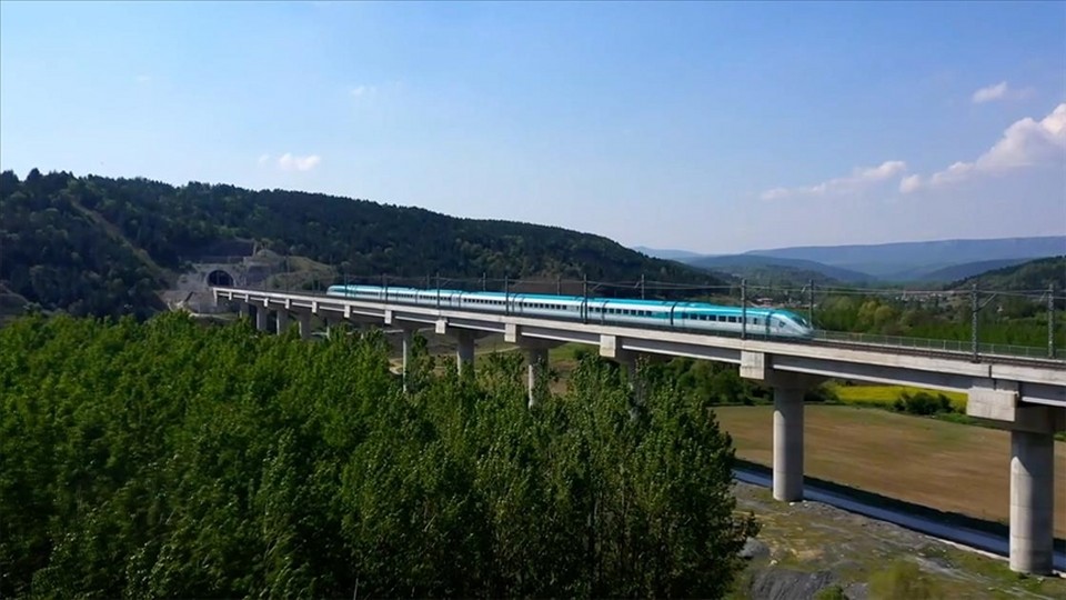 Bakan Uraloğlu, bugüne kadar yaklaşık 110 milyon yolcunun YHT ile seyahat ettiğini bildirdi