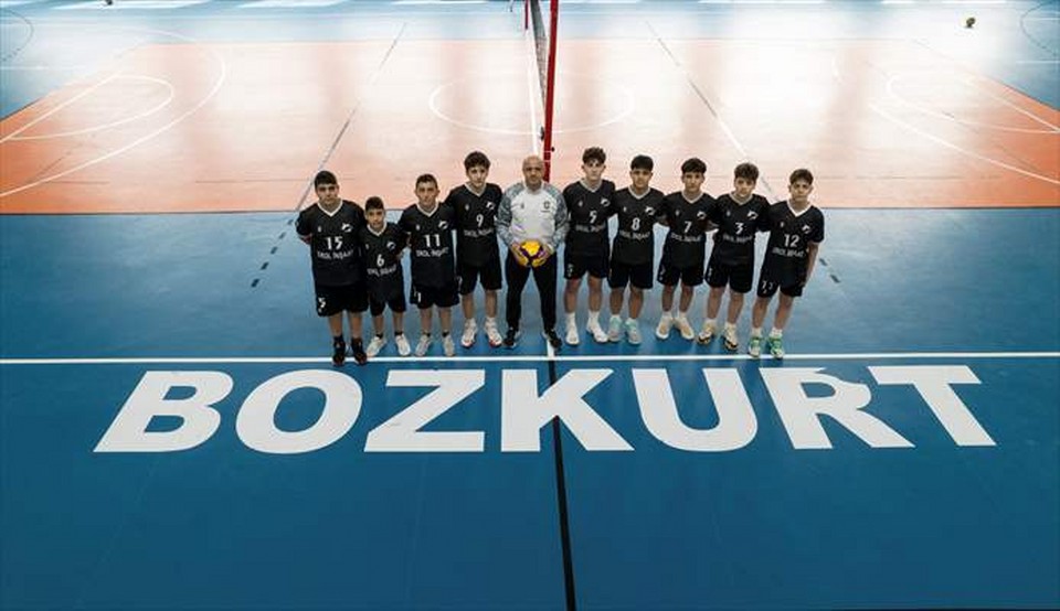 Ortaokul öğrencileri selin vurduğu Bozkurt’a şampiyonluk sevinci yaşattı