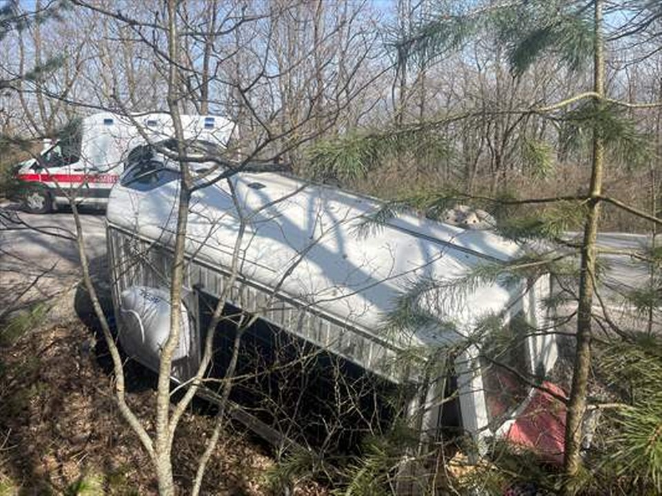 Bolu’da devrilen minibüsün sürücüsü yaralandı