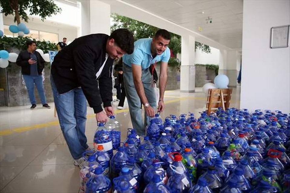 Dersi projeye dönüştüren üniversiteliler özel gereksinimli bireyler için 200 bin kapak topladı