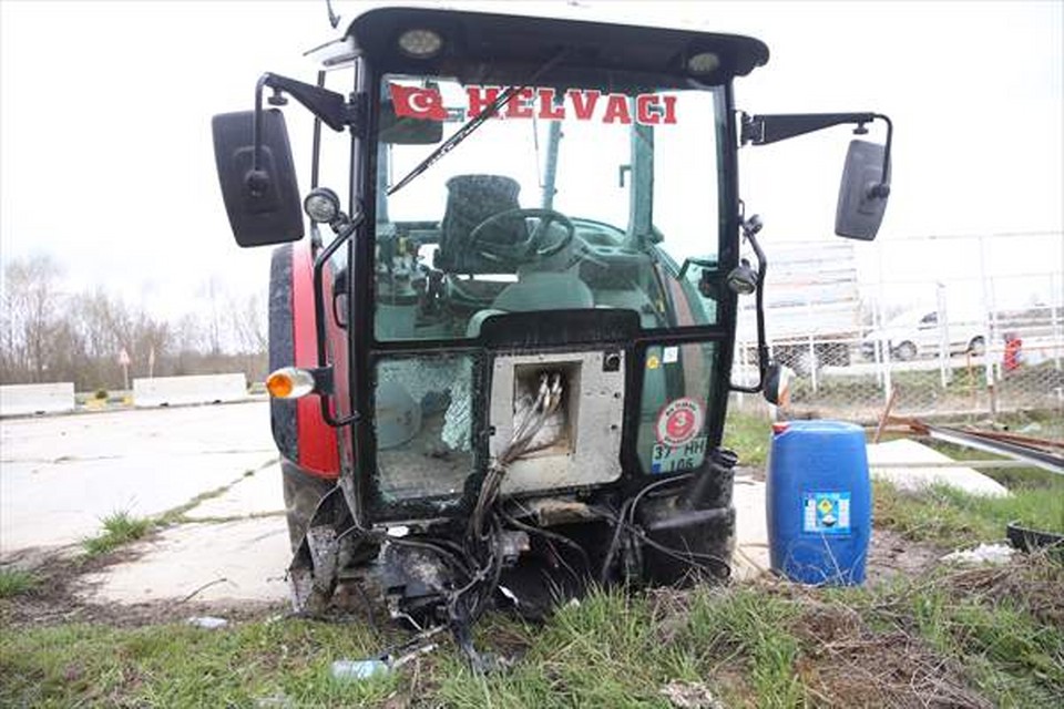 Kastamonu’da hafif ticari araç ile traktörün çarpıştığı kazada 5 kişi yaralandı