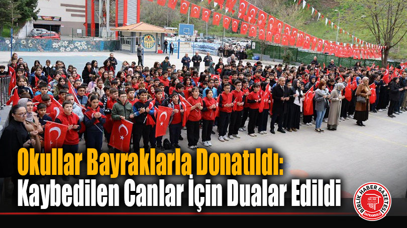 Okullar Bayraklarla Donatıldı: Kaybedilen Canlar İçin Dualar Edildi
