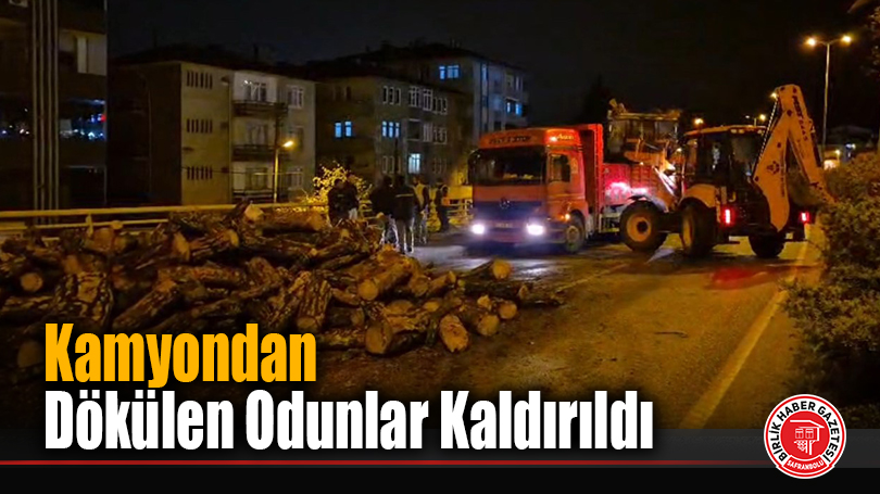 Kamyondan Dökülen Odunlar Kaldırıldı