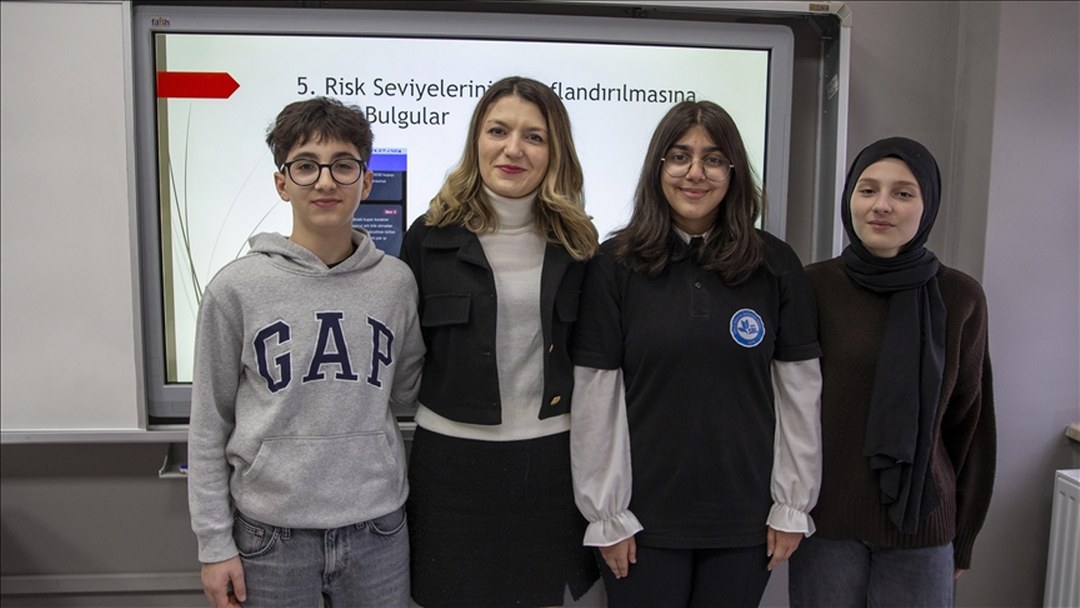 Lise öğrencileri, mobil oyunların bağımlılık riskini analiz eden uygulama geliştirdi