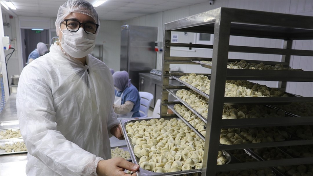 Tatilde tattığı mantıdan yola çıkarak kurduğu imalathanede 100 kadına istihdam sağlıyor