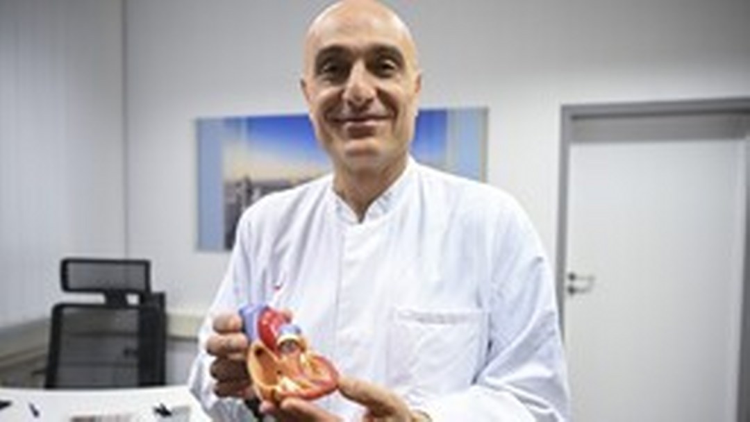 Almanya’da Türk doktor, yeni geliştirilen kalp kapakçığını kalbe yerleştirerek bir ilke imza attı