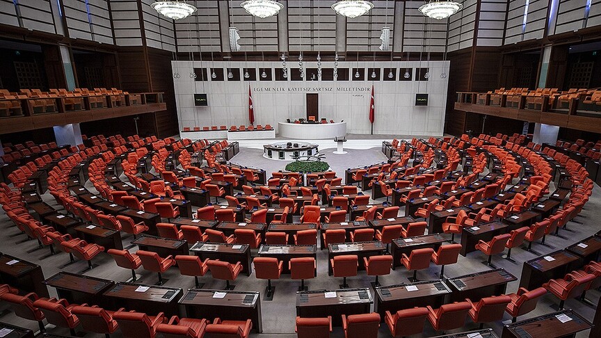 TBMM’de, sosyal medyaya ve doğum iznine yönelik düzenlemeleri de içeren kanun teklifinin görüşmelerine devam edilecek