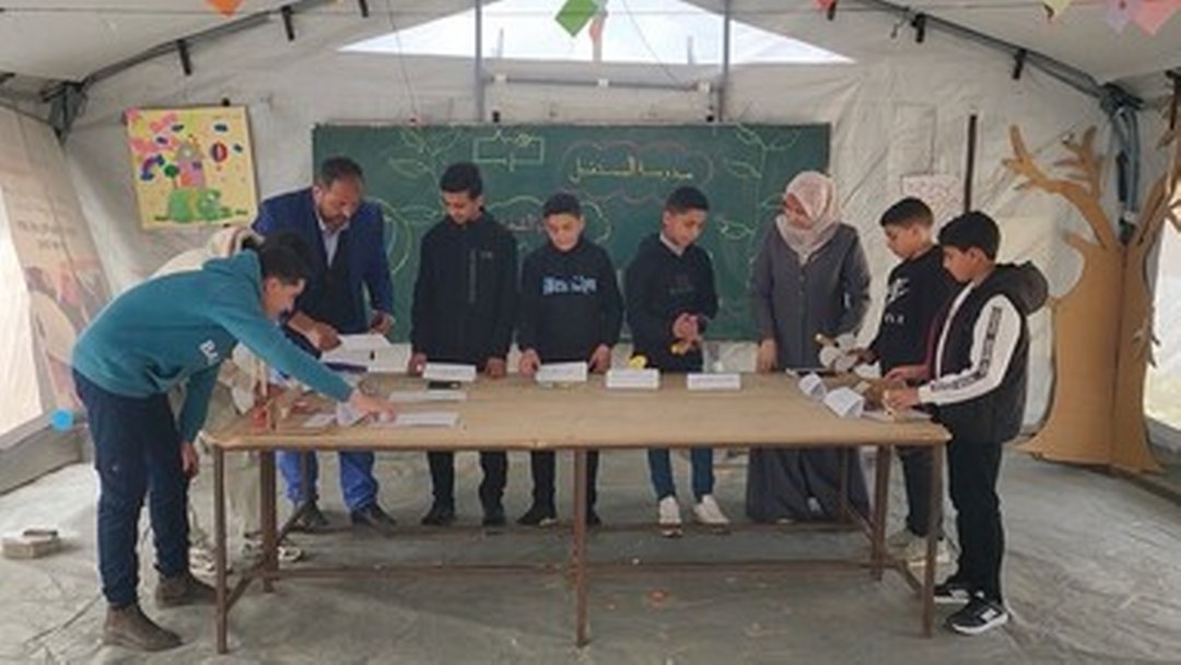 Gazzeli öğrenciler, çadır okulda “küçük mucit” projesiyle atık malzemeden çeşitli aletlerin maketini yapıyor