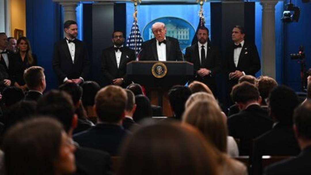 Trump, Beyaz Saray Muhabirleri Derneği yemeğinde silah sesleri duyulması üzerine salondan çıkarıldı