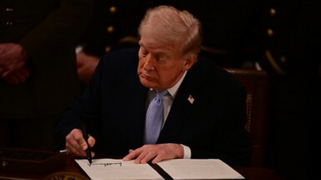 Trump, istihbarata “yetkisiz dinleme” imkanı veren yasadaki maddenin geçerlilik süresinin uzatılmasını onayladı