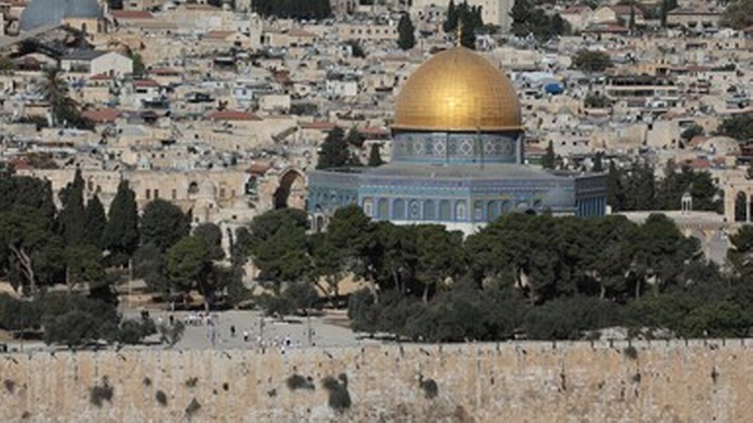 Filistin topraklarını gasbeden İsrailliler, Mescid-i Aksa’ya baskın düzenledi