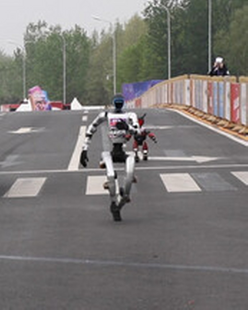 Çin’de insansı robotlar yarı maraton dünya rekorunu kırdı