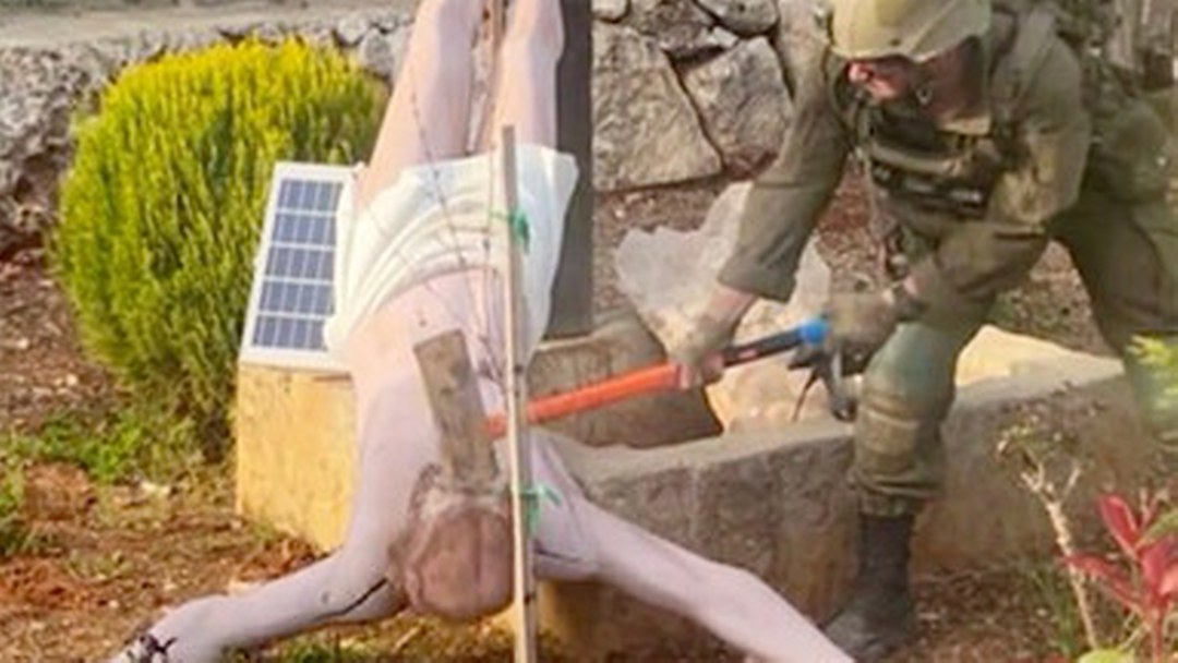 Kudüs Latin Patrikhanesi Piskoposu: İsrail askerinin İsa heykelini kırması utanç verici ve rezil bir eylem