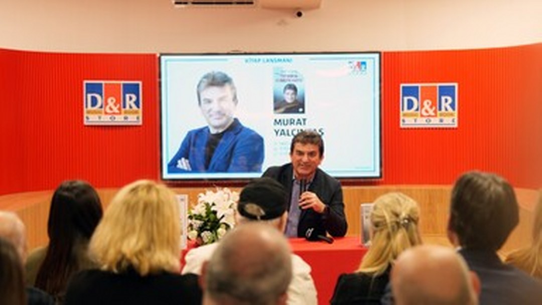 OYAK Genel Müdürü Yalçıntaş, “Yeni Altay’ın Bilinmeyen Hikayesi” kitabını okurları için imzaladı