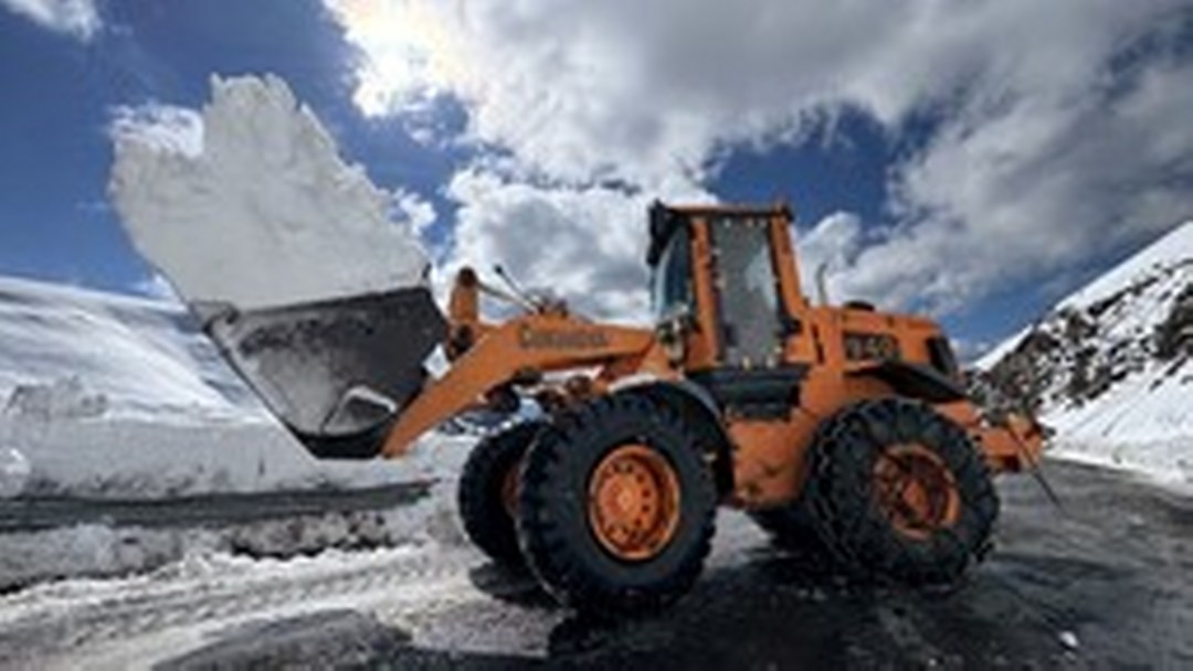 Ardahan’da baharda da karla mücadele çalışması yapılıyor