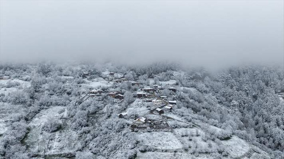 Kastamonu’da baharda yağan kar Ilgaz Dağı’nı beyaza bürüdü