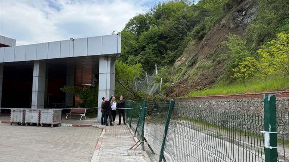 Zonguldak’ta heyelan terminaldeki yolcu bekleme peronuna zarar verdi