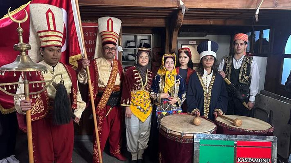 Kastamonu’da vakıf eserlerini gezen yabancı öğrenciler yöresel kıyafetler giyip halk oyunu oynadı