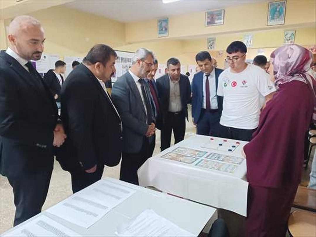 Tosya’da TÜBİTAK 4006 Bilim Fuarı açıldı