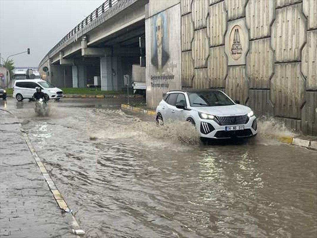 Bolu’da sağanak sonrası alt geçitte su birikintisi oluştu