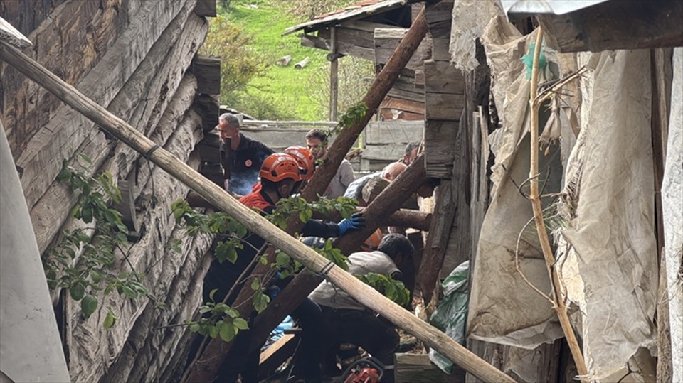 Kastamonu’da çöken ahırın enkazı altında kalan kadın ağır yaralandı