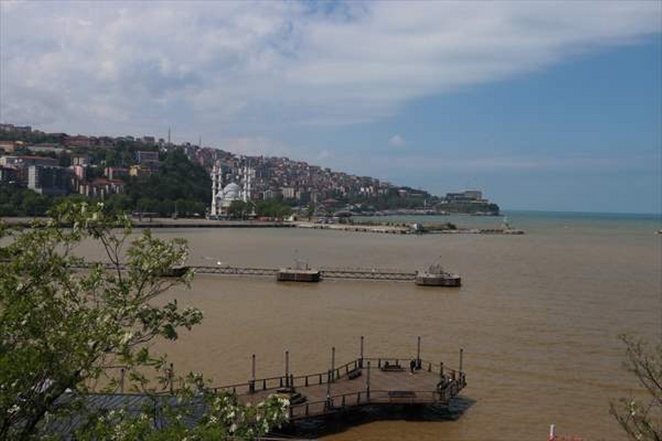 Zonguldak’ta derelerden taşınan çamurlu su denizin rengini değiştirdi