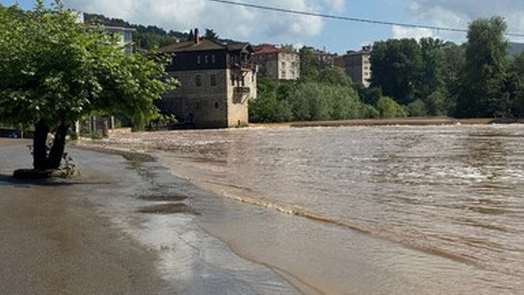 Sağanak bazı illerde yaşamı olumsuz etkiledi