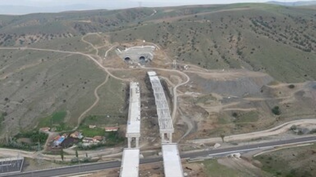 Kafkasya ve Orta Doğu’ya ulaşımı güçlendirecek Ankara-Kırıkkale-Delice Otoyolu’nda çalışmalar hızlandı