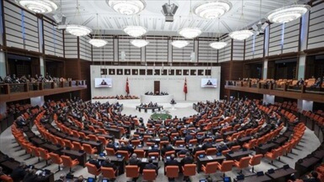 Fahiş site aidatlarına yönelik düzenlemeleri de içeren kanun teklifi yasalaştı