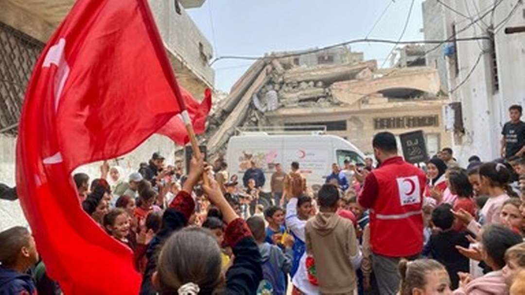 Türk Kızılay, Gazzeli çocuklara bayramlık kıyafet yardımı yaptı