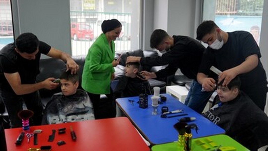 Kuaförlük eğitimi alan öğrencilerden özel çocuklara bayram tıraşı
