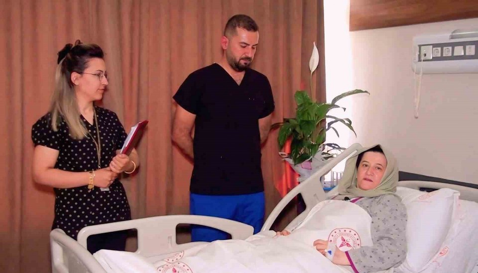 Karnından 29 santimetrelik dev miyom çıkarıldı