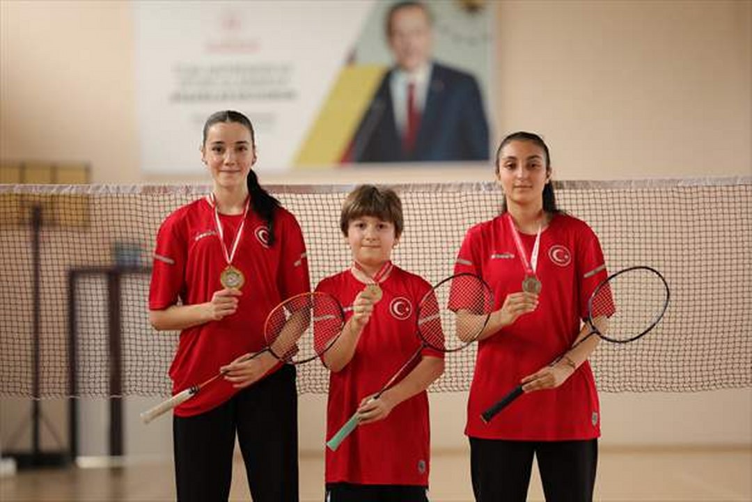 Zonguldaklı milli badmintoncular, Sırbistan’da raketlerini kürsü için sallayacak