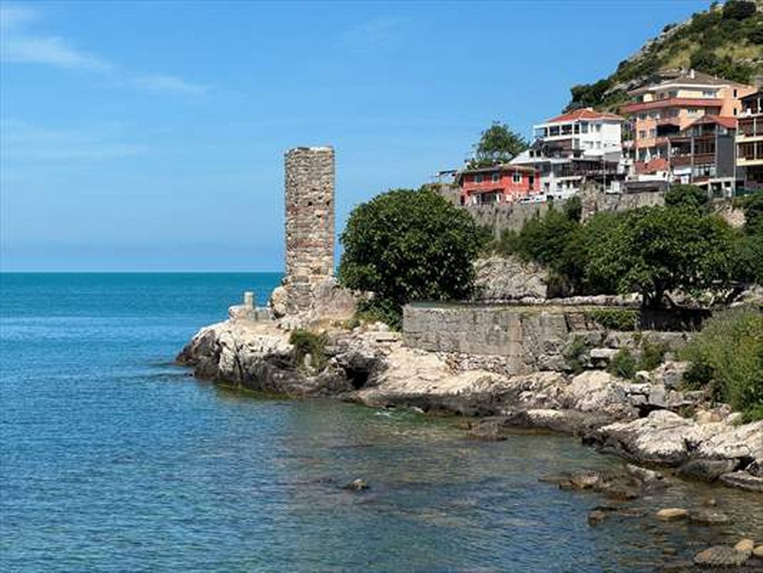 Amasra’daki tarihi Direkli Kaya’ya yazı yazılmasına ilişkin inceleme başlatıldı