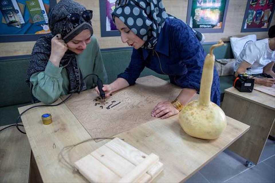 Ahşap kadınların elinde sanat eserine dönüşüyor