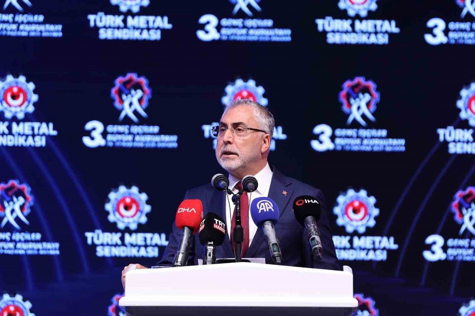 Bakan Işıkhan: “Gençlerimizin dijital bağımlılık konusuna dikkatle eğilmesi gerektiğini düşünüyorum”