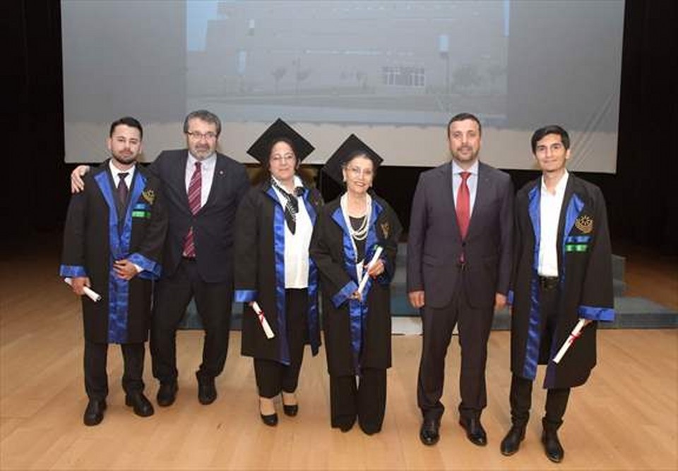 Üniversiteyi 76 yaşında bitirip mezuniyet sevinci yaşadı