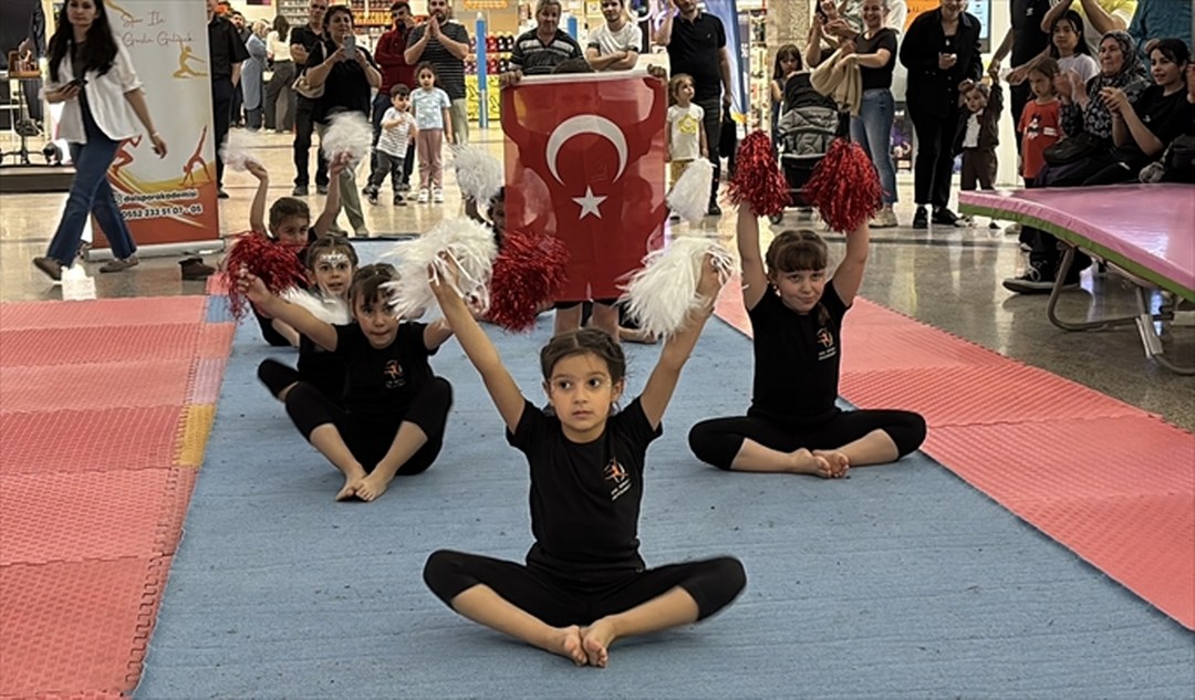 Kastamonu’da minik sporcular cimnastik gösterisi sundu