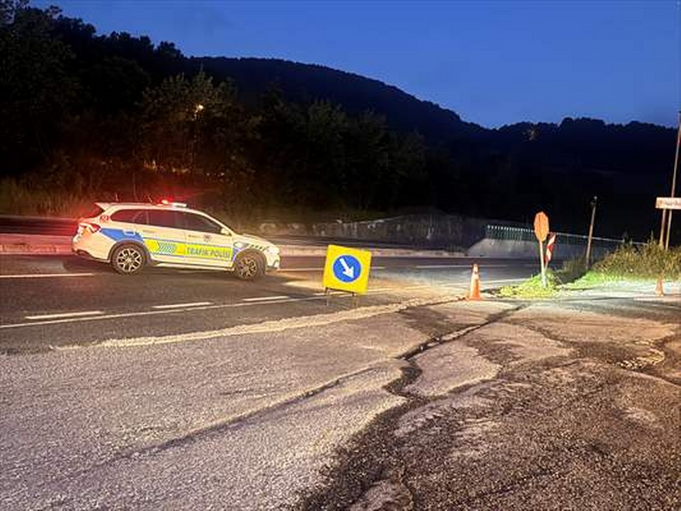 Bolu Dağı’nda askeri mühimmat yüklü olduğu değerlendirilen tır devrildi