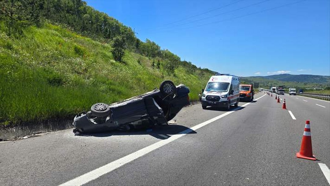 Anadolu Otoyolu’nda takla atan otomobilin sürücüsü yaralandı